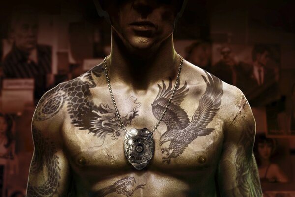 Insigne de police sur la poitrine d un homme en tatouages