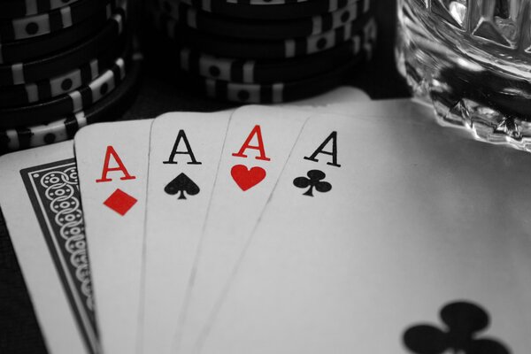 Quatre cartes d as de couleur différente