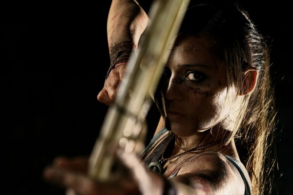 Affascinante Lara Croft in una scena di tiro con l arco