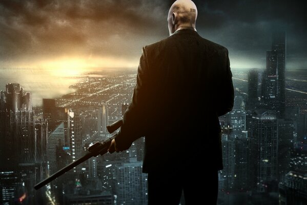 A shot from the Hitman game against the background of the city