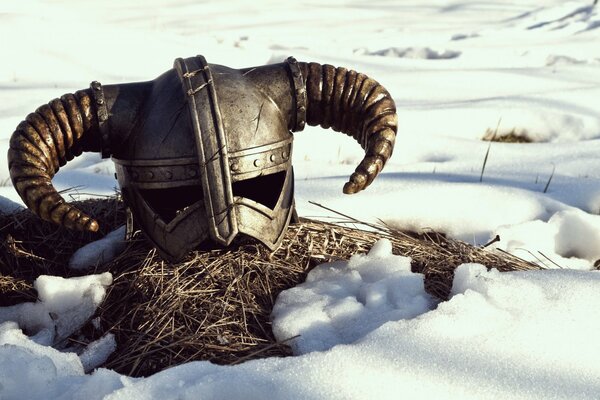 Casco con le corna del gioco Skyrim sulla neve