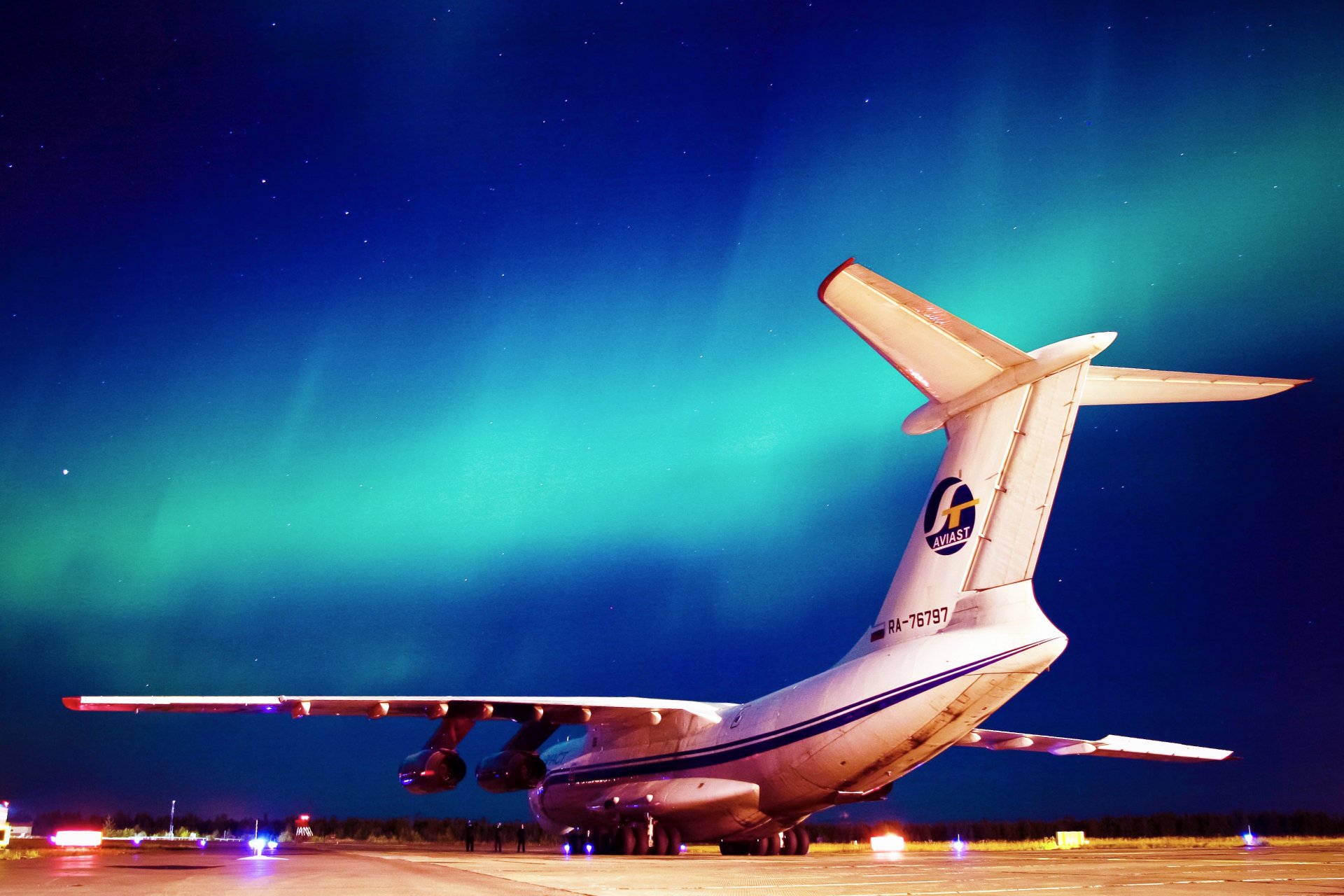 il-76 md franco avión de transporte militar ilyushin aviación cielo resplandor aeropuerto alas noche