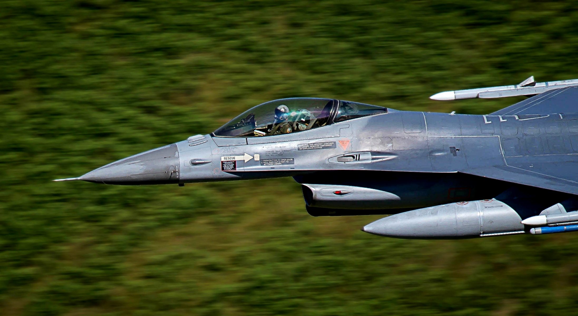 avion f-16 combattant cabine pilote arrière-plan flou