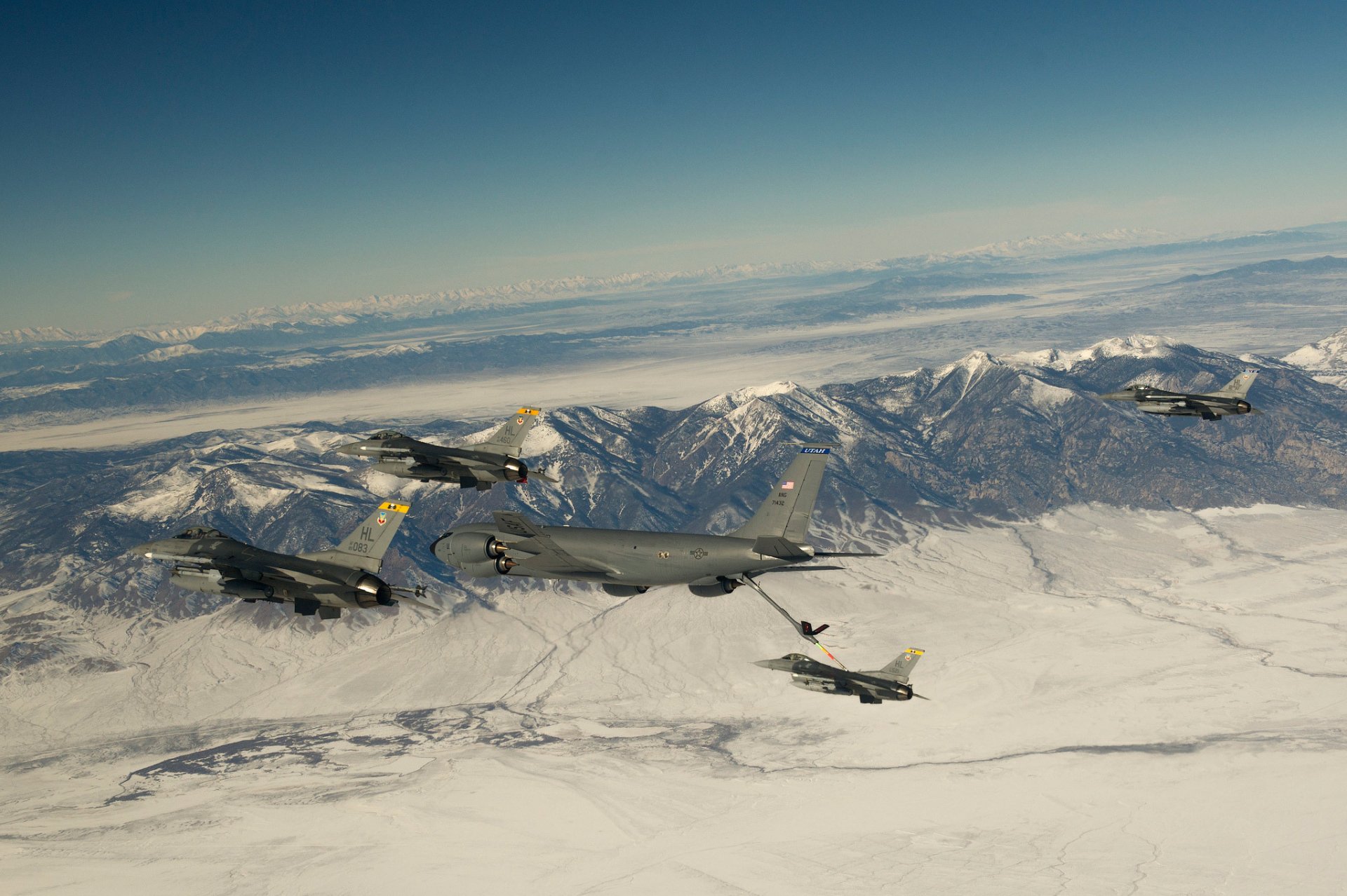 boeing kc-135 stratotanker f-16 fighting falcon myśliwce lot góry śnieg