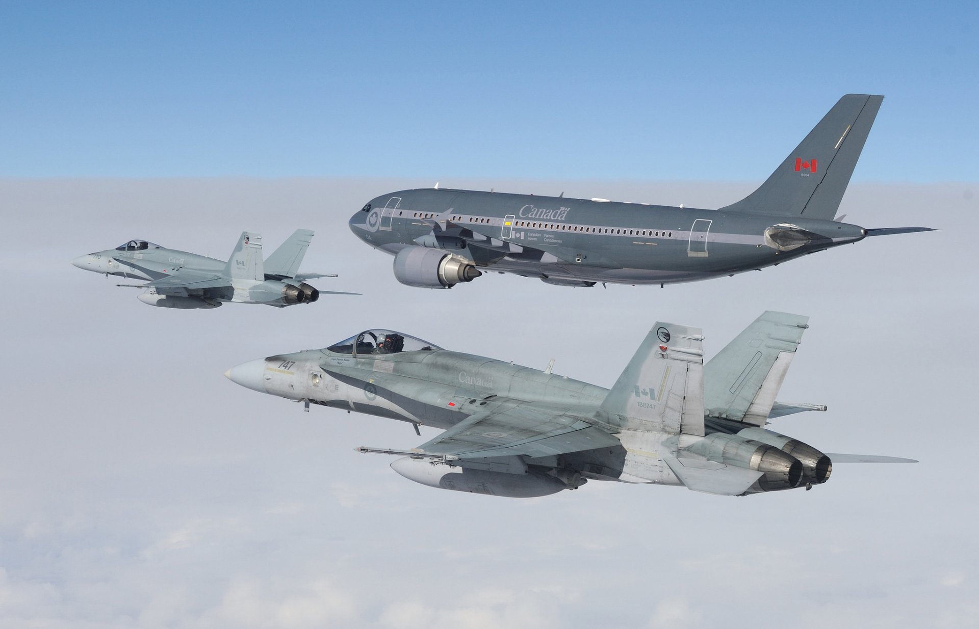 cf-18 frelon avions de chasse cc-150 polaris vol