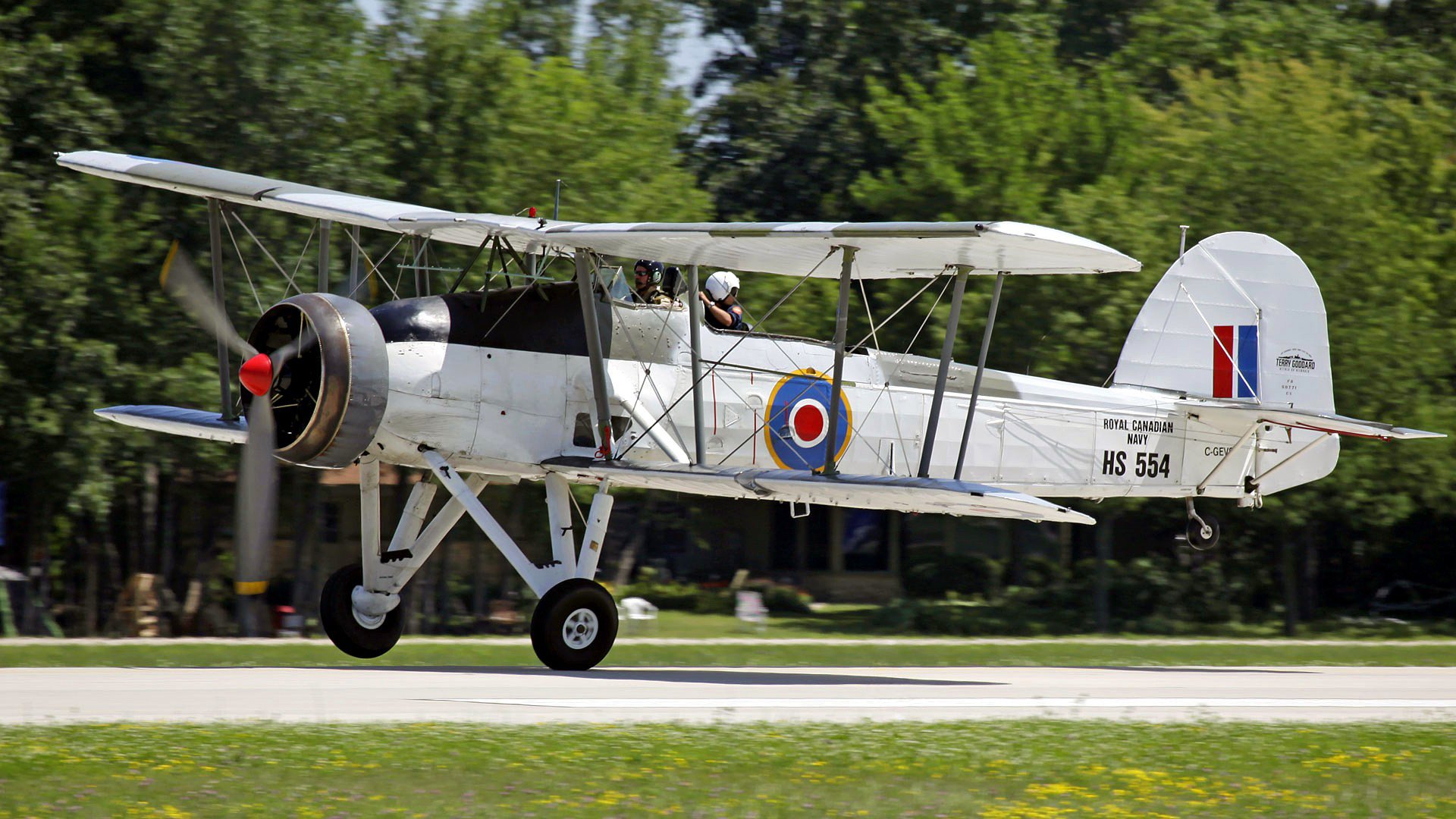 décollage vol biplan avion pilote arbres