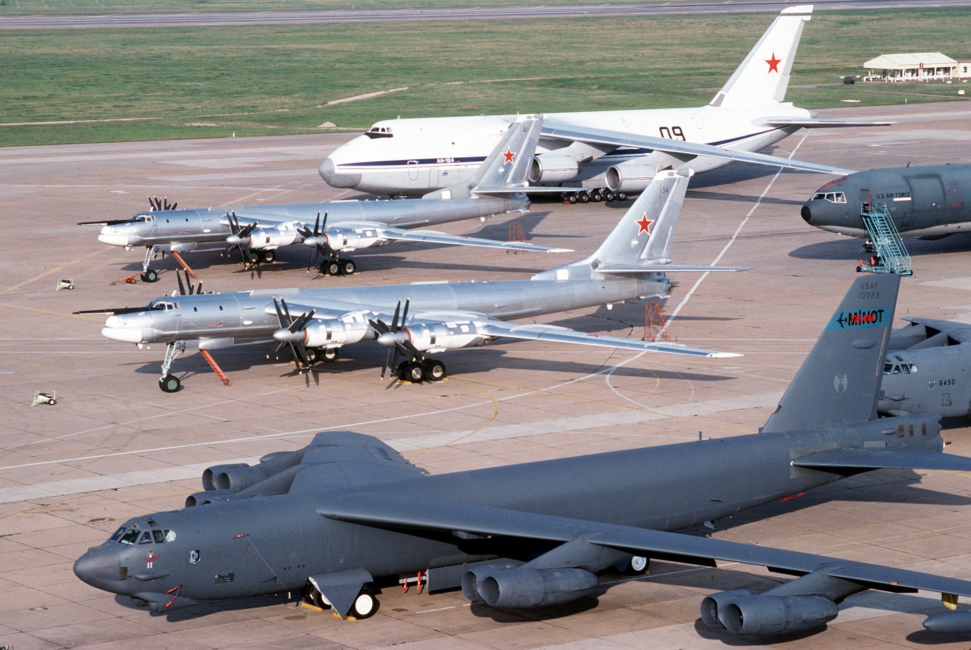 fuerza aérea de rusia tupolev tu-95 oso antonov an-124 ruslan b-52 tu-95 an-124 b-52 fuerza aérea de rusia