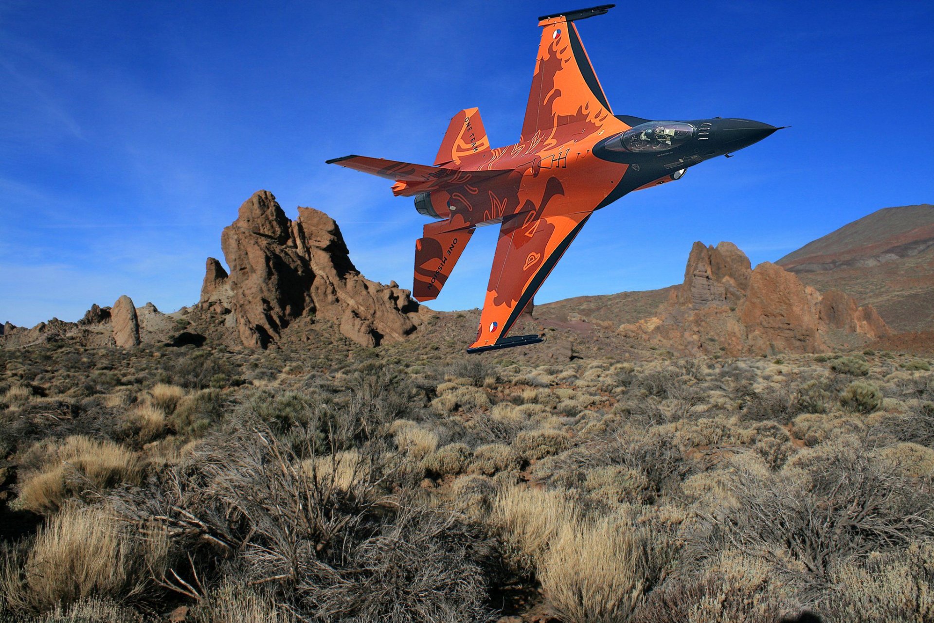 f-16 fighting falcon aereo combattente paesaggio curva volo collage