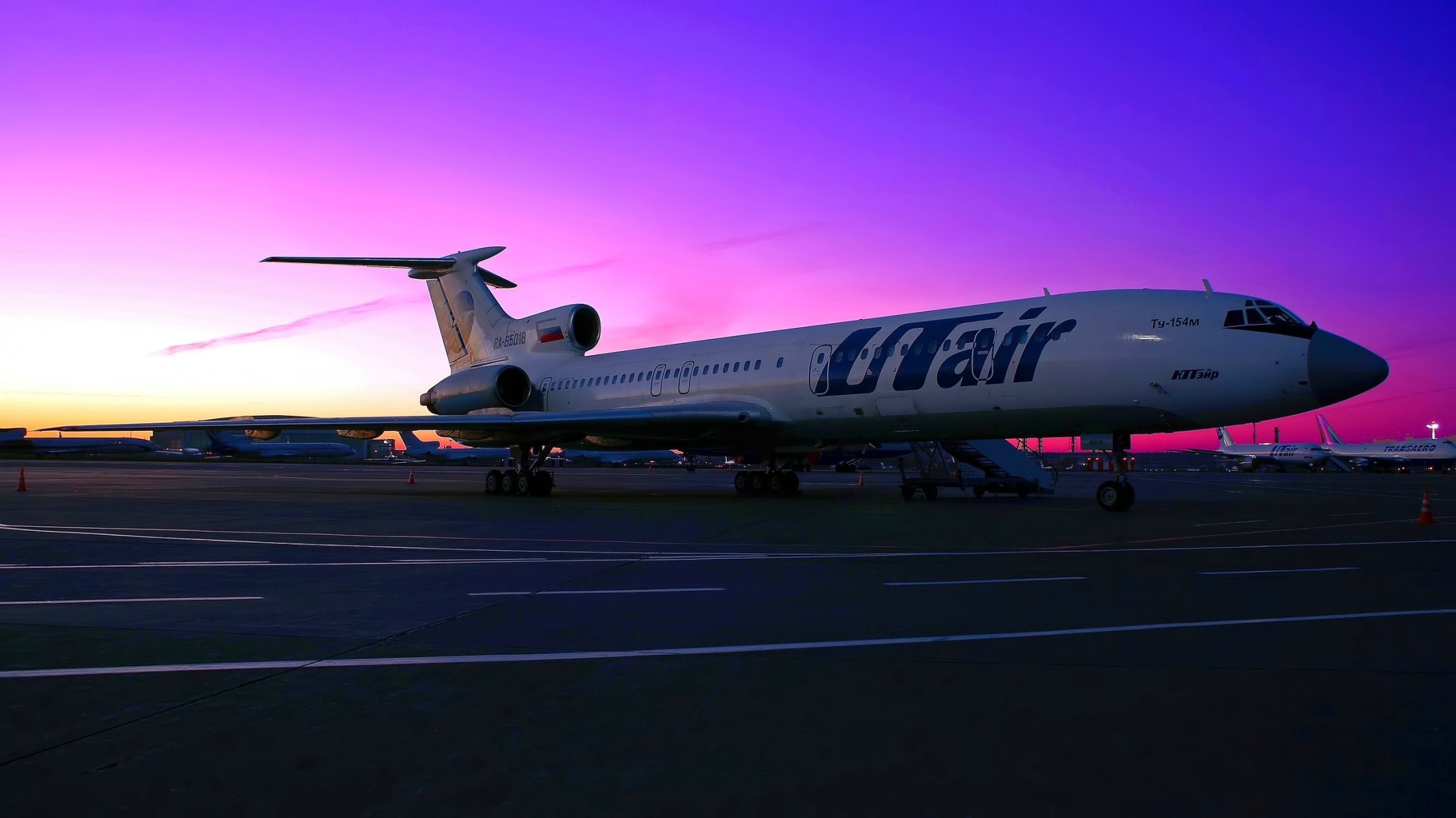 utair tupolev tu-154 flugzeug beifahrer flügel motor fahrwerk parken plattform flughafen himmel sonnenuntergang flugzeug passagier parkplatz rampe