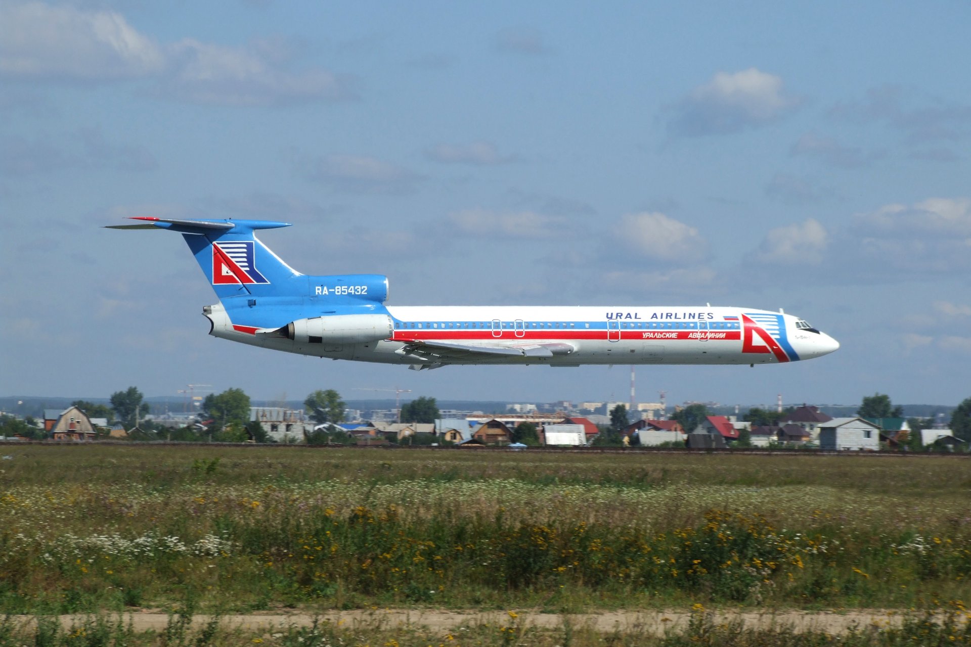 tupolev tu-154 soviétique passager avion maison aéroport oural compagnies aériennes tu-154 passager avion vol accueil oural compagnies aériennes