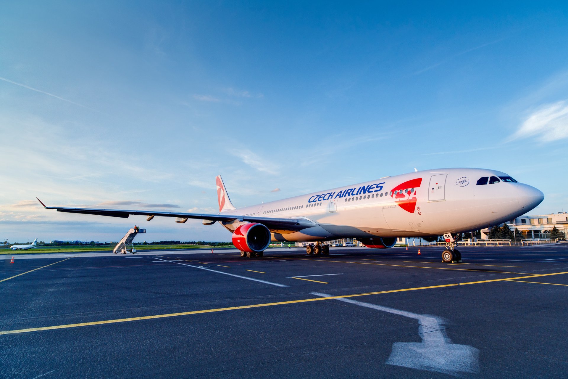 pasażerski samolot pasażerski airbus a330 czeski linie lotnicze czechy lotnisko peron niebo pogoda podwozie silnik pasażera samolot