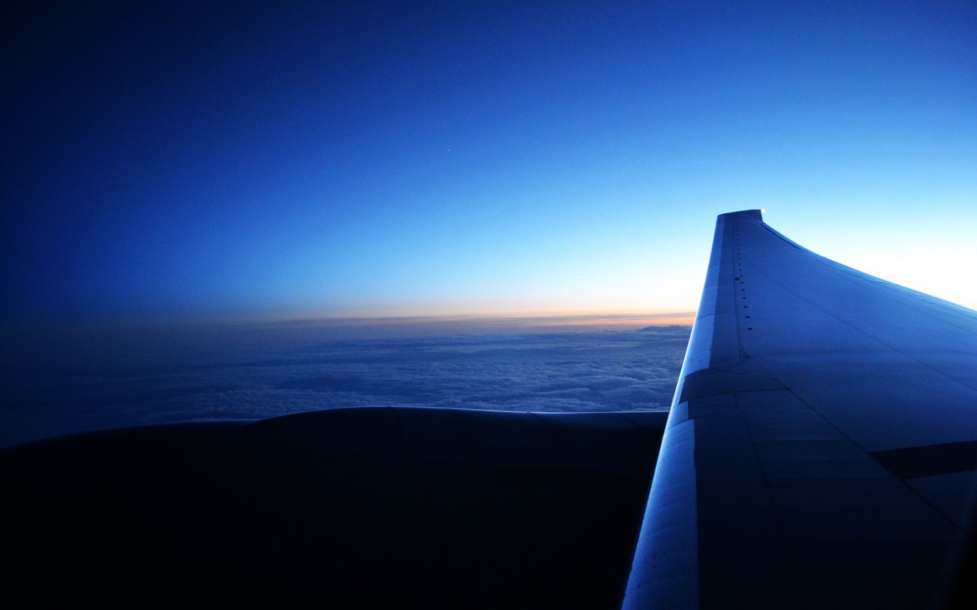 passagier verkehrsflugzeug flugzeug boeing er flügel himmel motor flügel wolken sonne sonnenuntergang sonnenaufgang stern landschaft passagier flugzeug fliegen