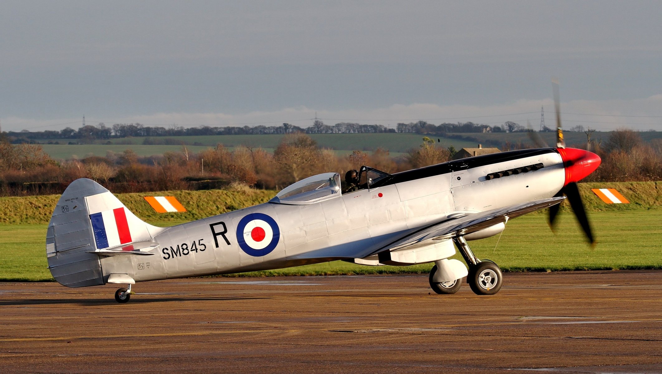 flugplatz feld flugzeug spitfire fr.xviiie britisch einzel kämpfer ww2