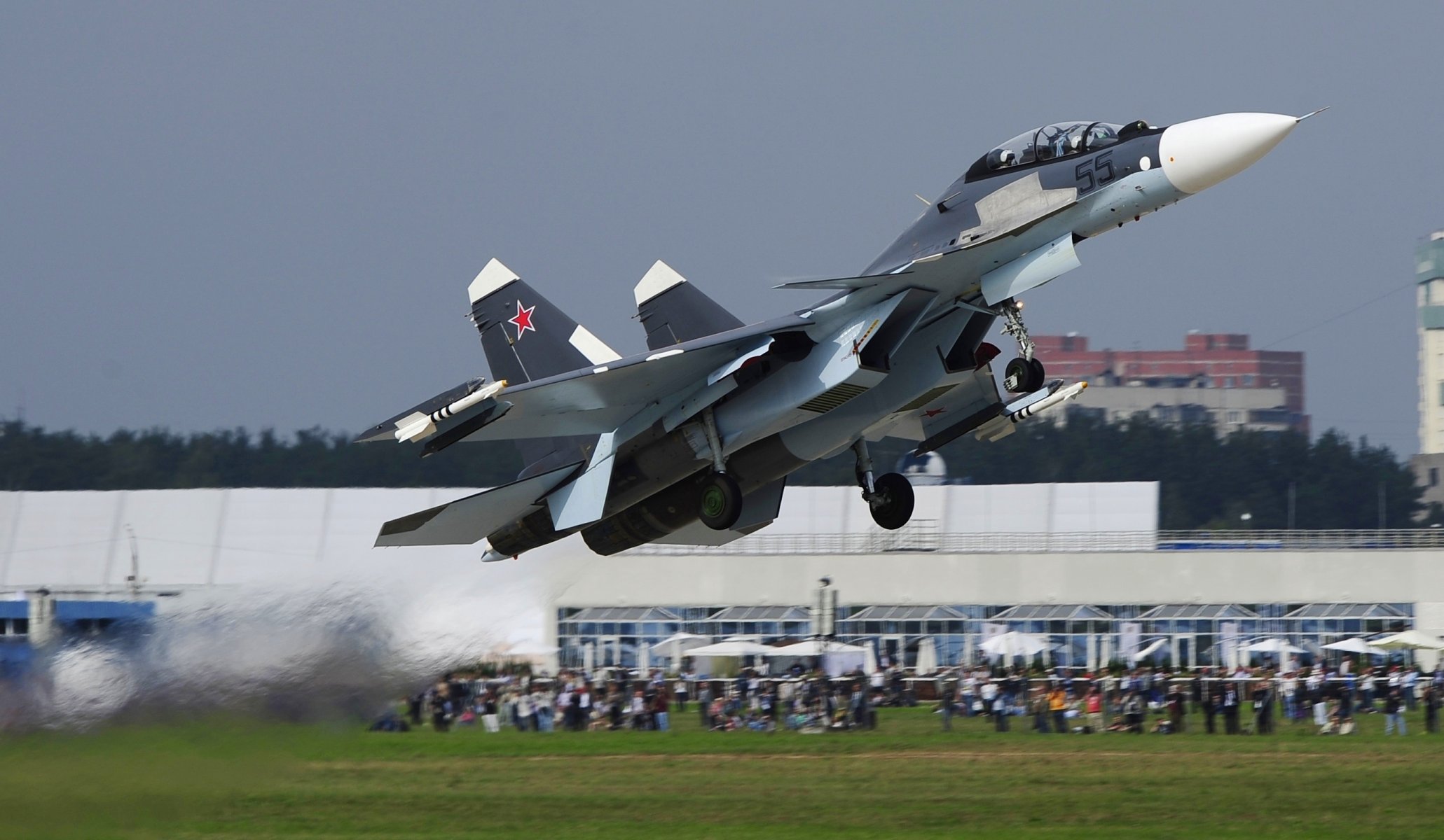 trocken su-30 cm luftwaffe russland sowjetisch russisch doppelt mehrzweck kämpfer generationen das erste serienflugzeug der welt mit supermanövrierfähigkeit flugplatz flügel motor fahrwerk menschen su-30 russische luftwaffe start