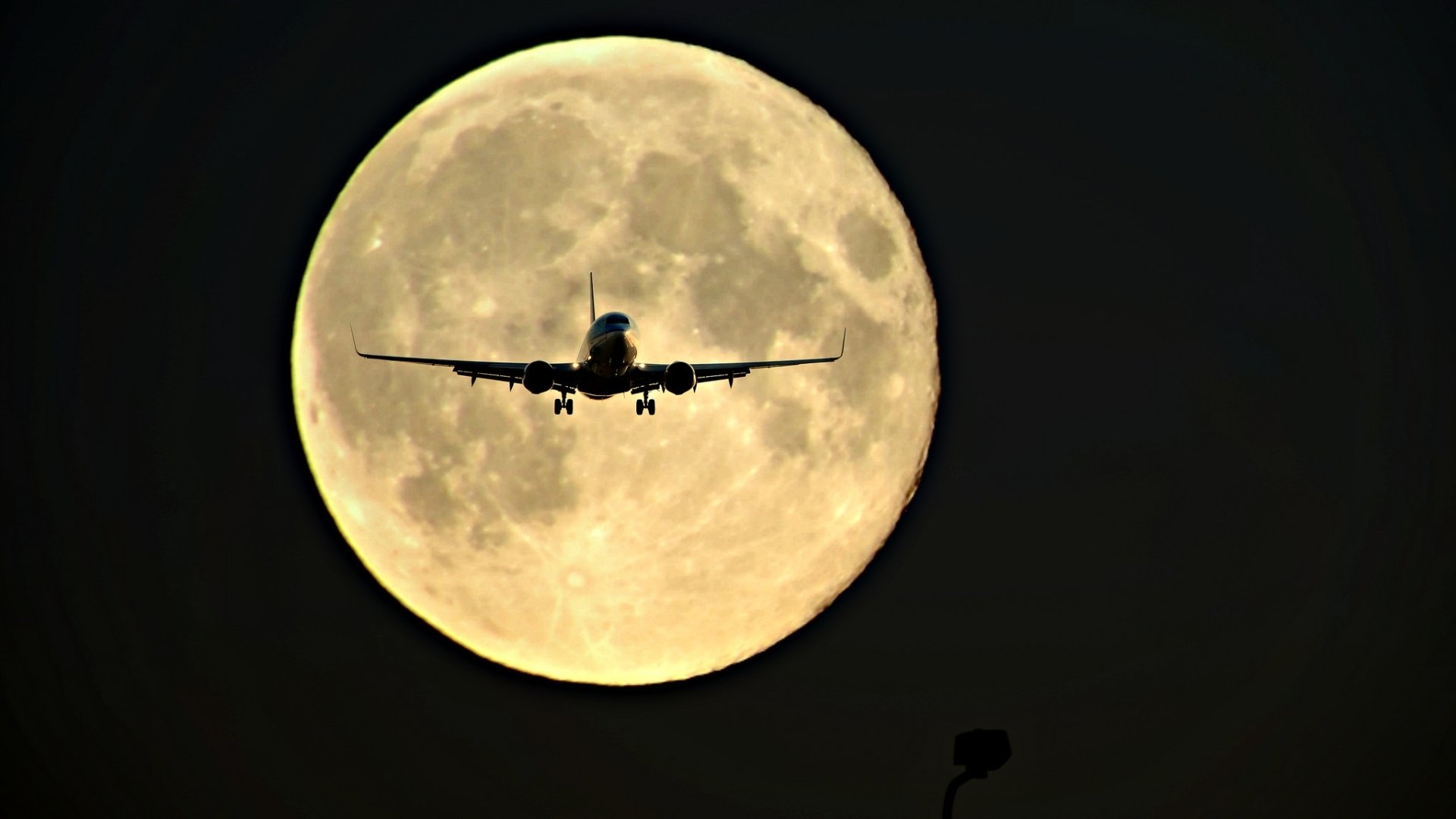 avión luna noche silueta