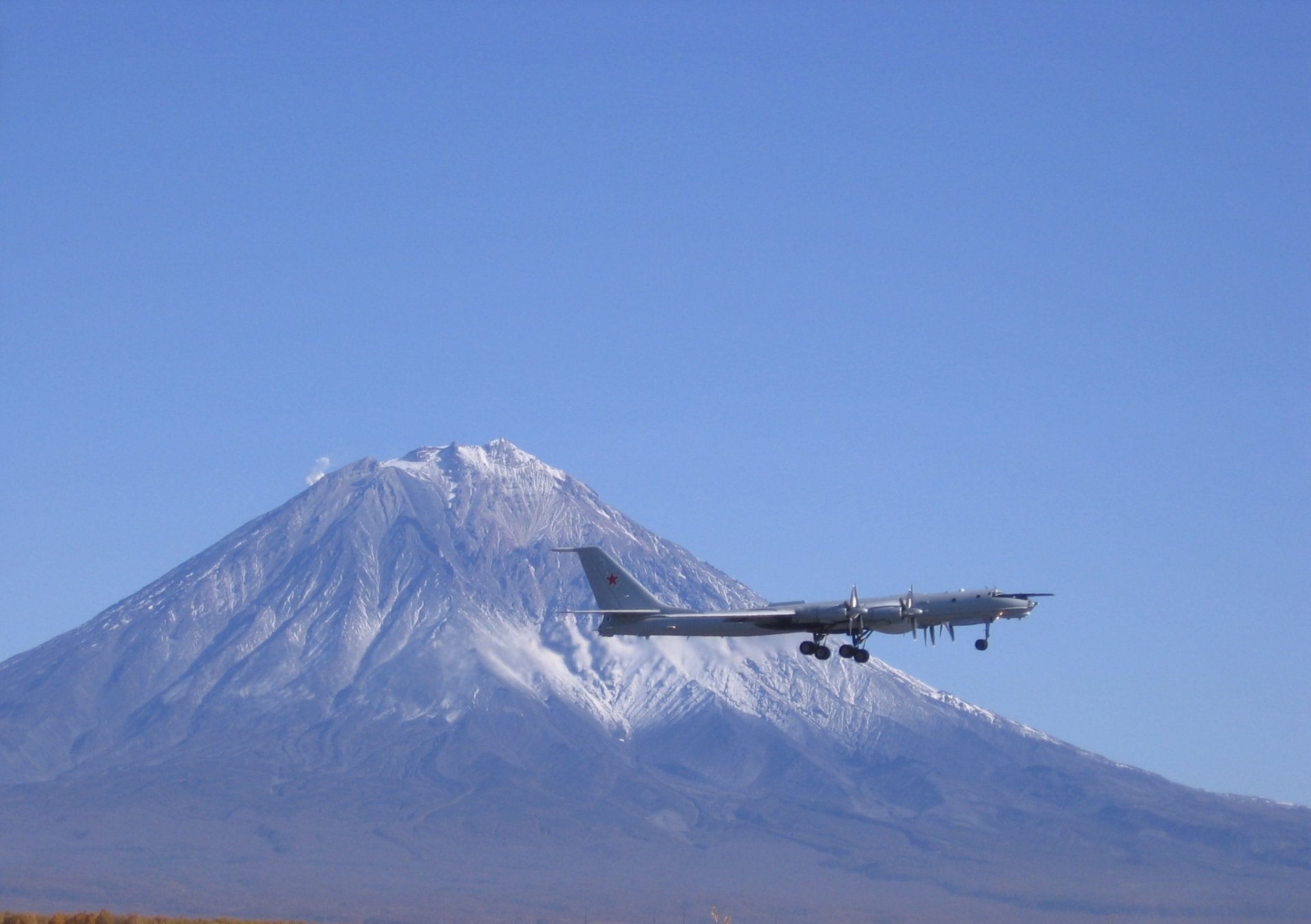 aviones de largo alcance bombardero estratégico tu-142 montaña cielo despegue