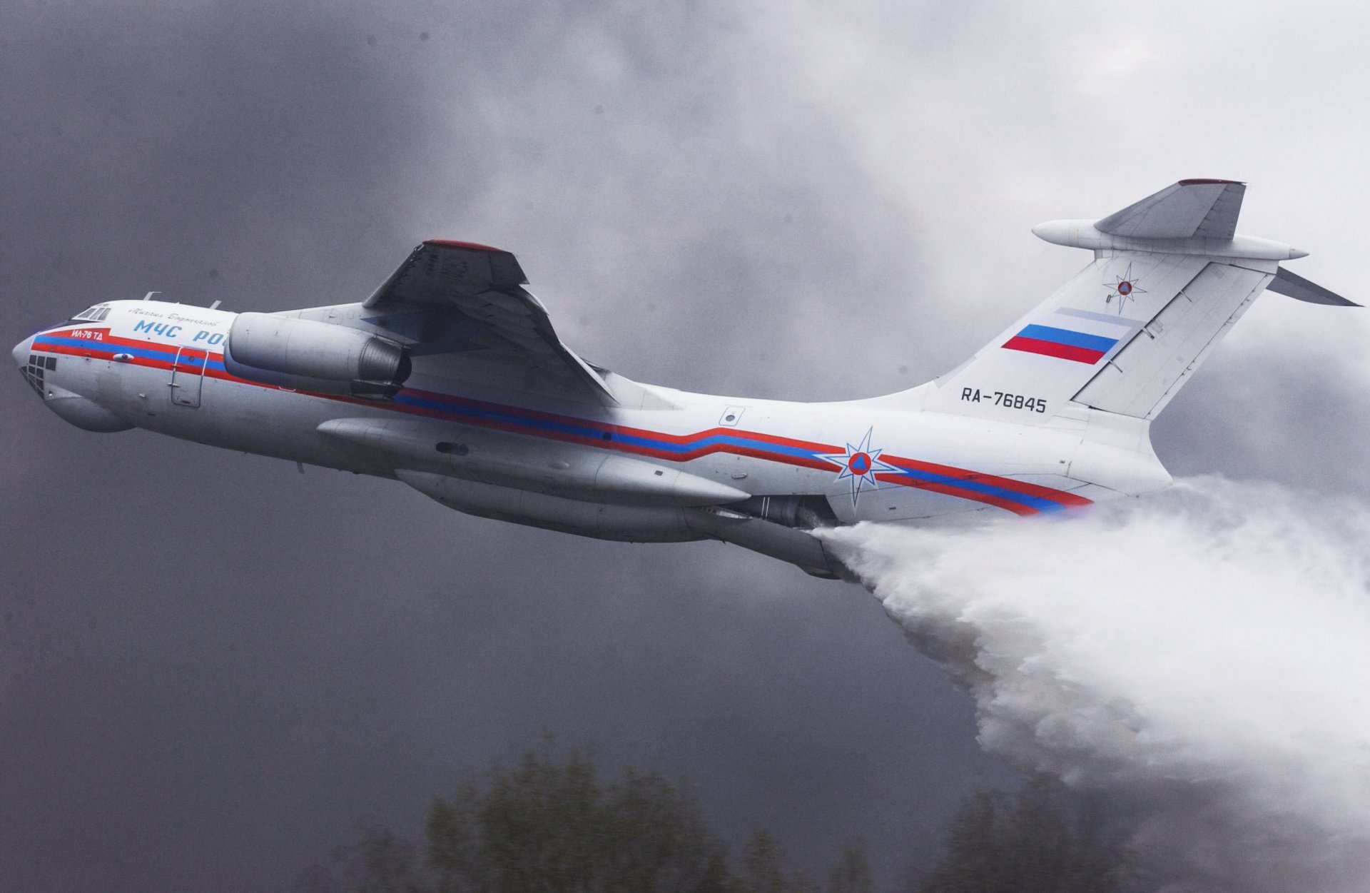 il-76 td candide ministère des situations d urgence transport avion ilyushin décharge eau pompier dans l air