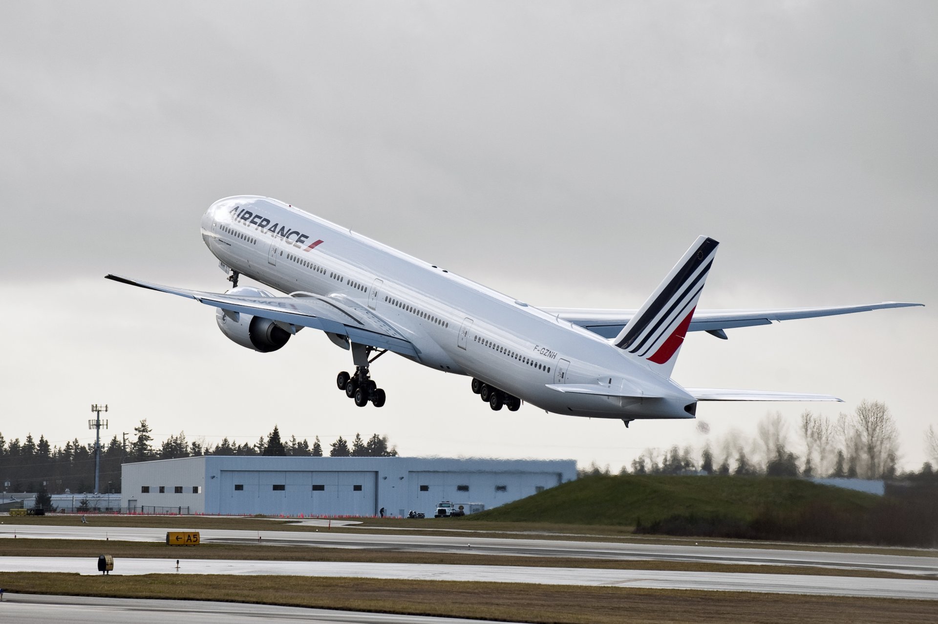 passagier verkehrsflugzeug boeing er airfrance flugzeug himmel wetter fahrwerk flügel flughafen start fahrbahn passagier flugzeug start flug