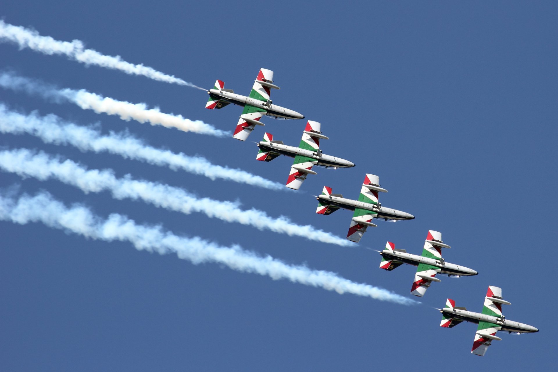 aerobatic the group the italian air force frecce tricolori aermacchi mb-339 airshow