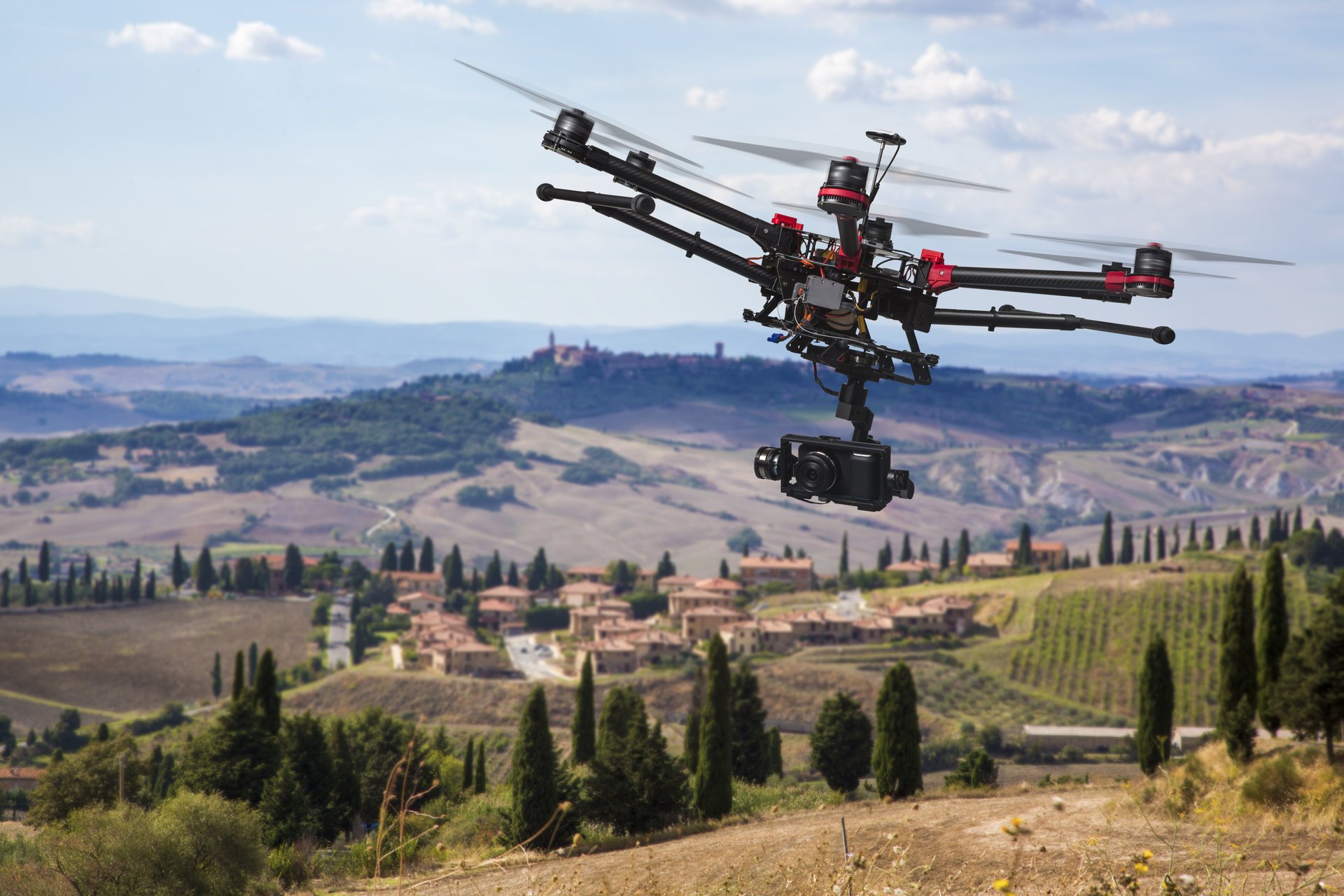 hélicoptère six levage hélices drone avion véhicule drone uav aérienne prise de vue surveillance en temps réel vol exploration photographie aérienne collines maisons arbres paysage panorama fond d écran