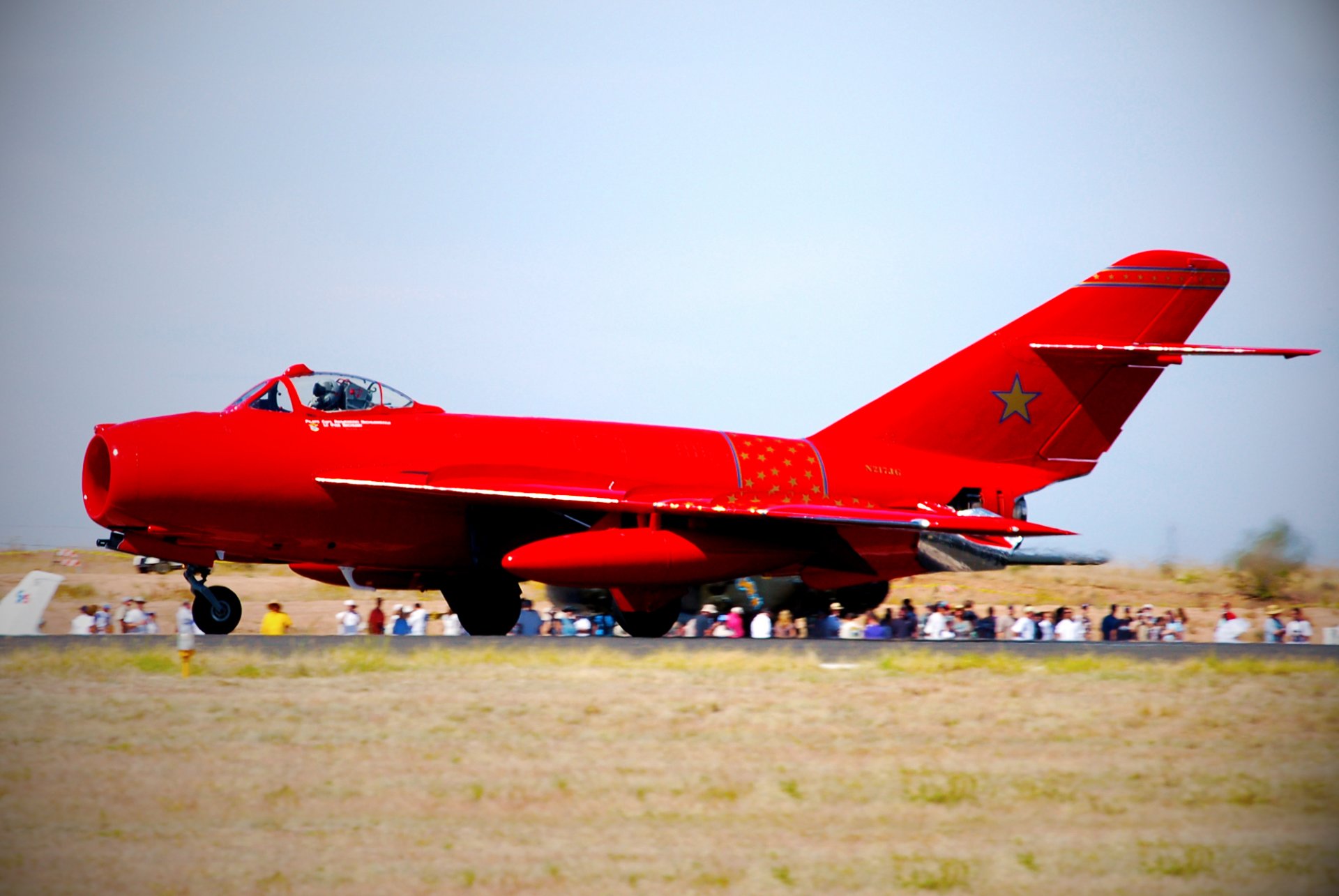 mig-17 fresque chasseur à réaction mikoyan gurevich aviation ailes rouge décollage vue latérale