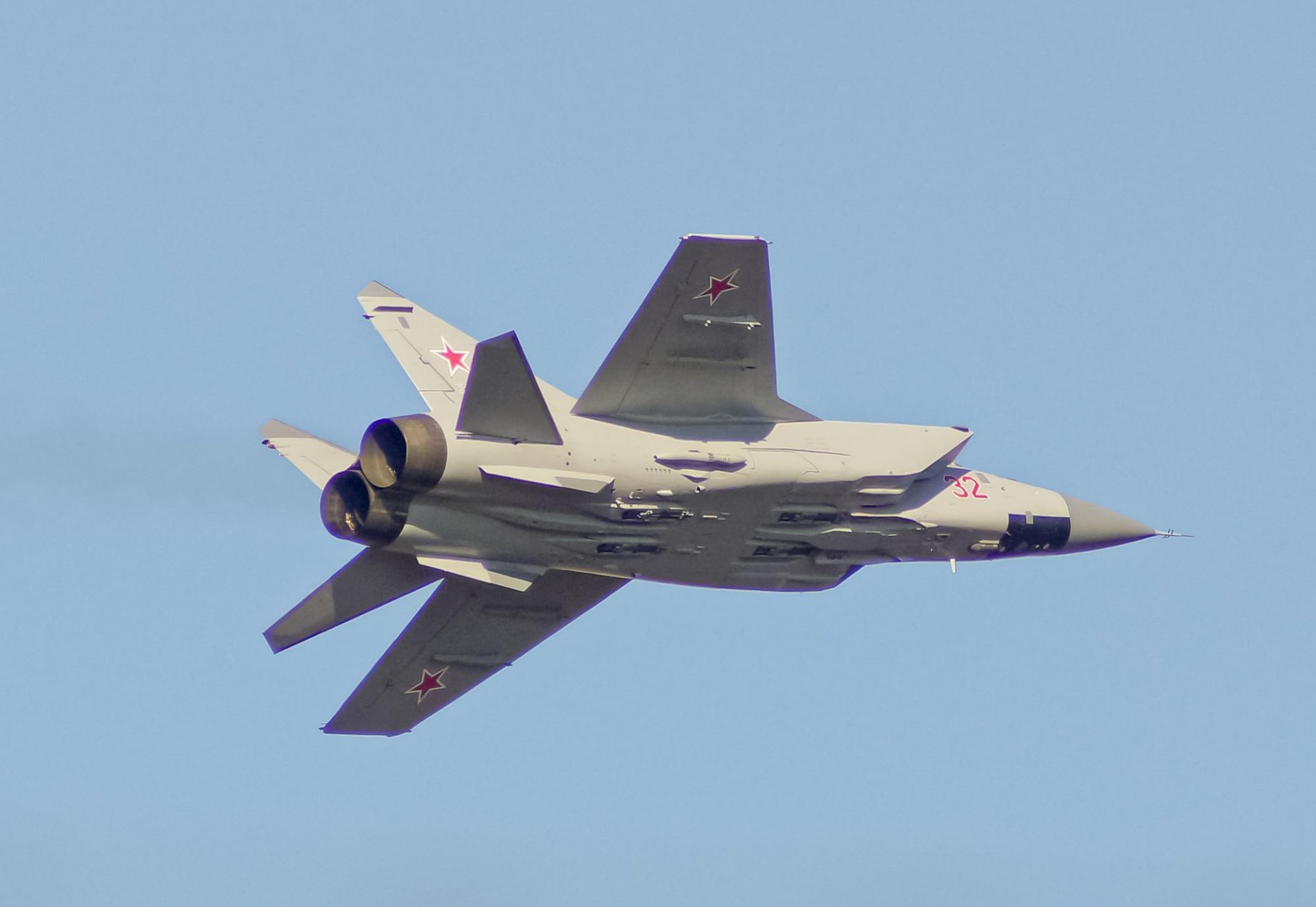 mikoyan et gurevich mig-31 combattant intercepteur force aérienne russie militaire avion vol altitude ailes moteur mikoyan et gurevich mig-31 force aérienne russe avion combattant moteurs