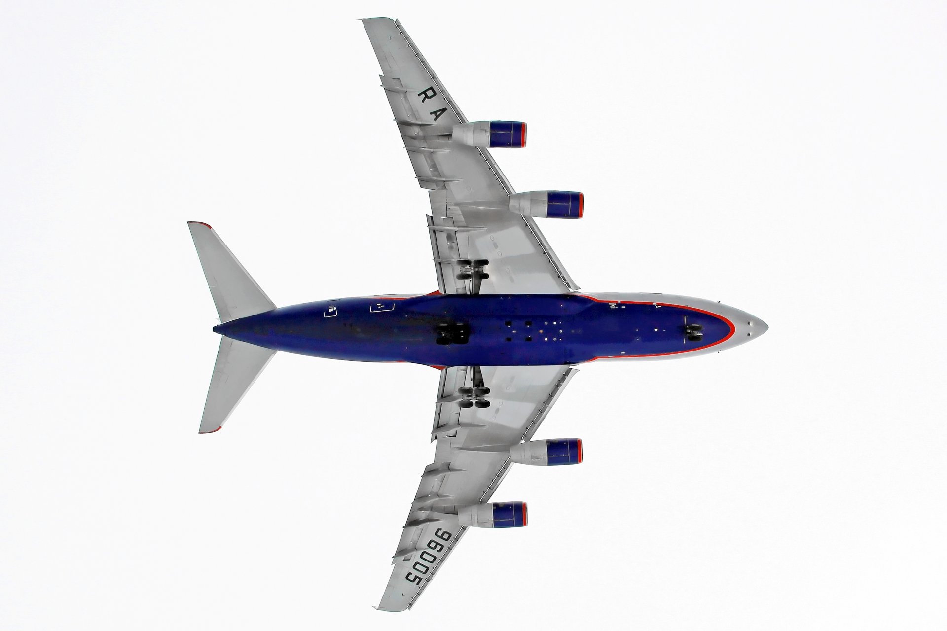 iljuszyn il-96 aeroflot pasażerski szerokokadłubowy samolot lądowanie skrzydła podwozie silnik il-96 pasażer widebody samolot lot