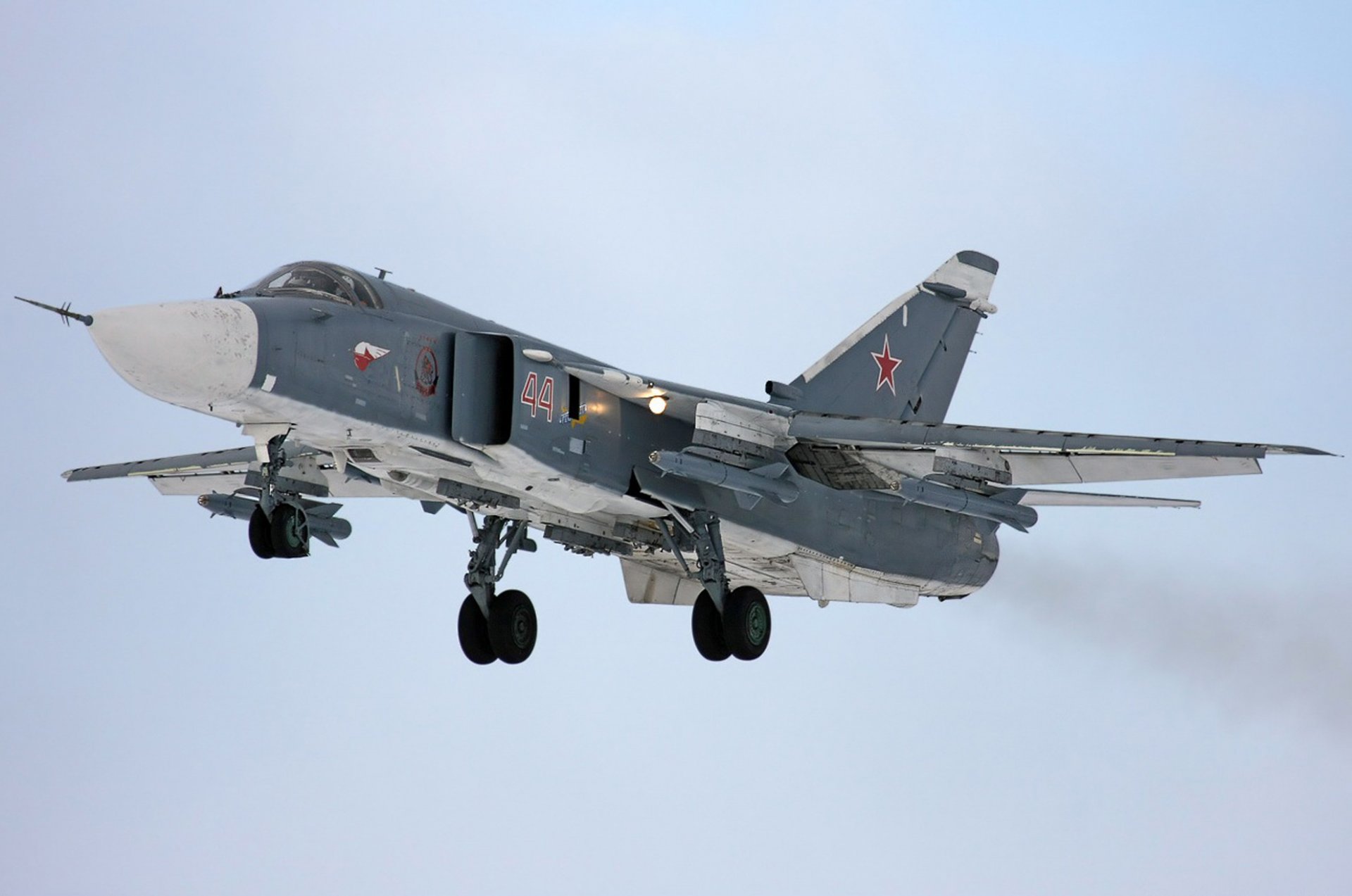 sukhoi su-24 bombardero fuerza aérea rusia aterrizaje tren de aterrizaje luces armamento su-24