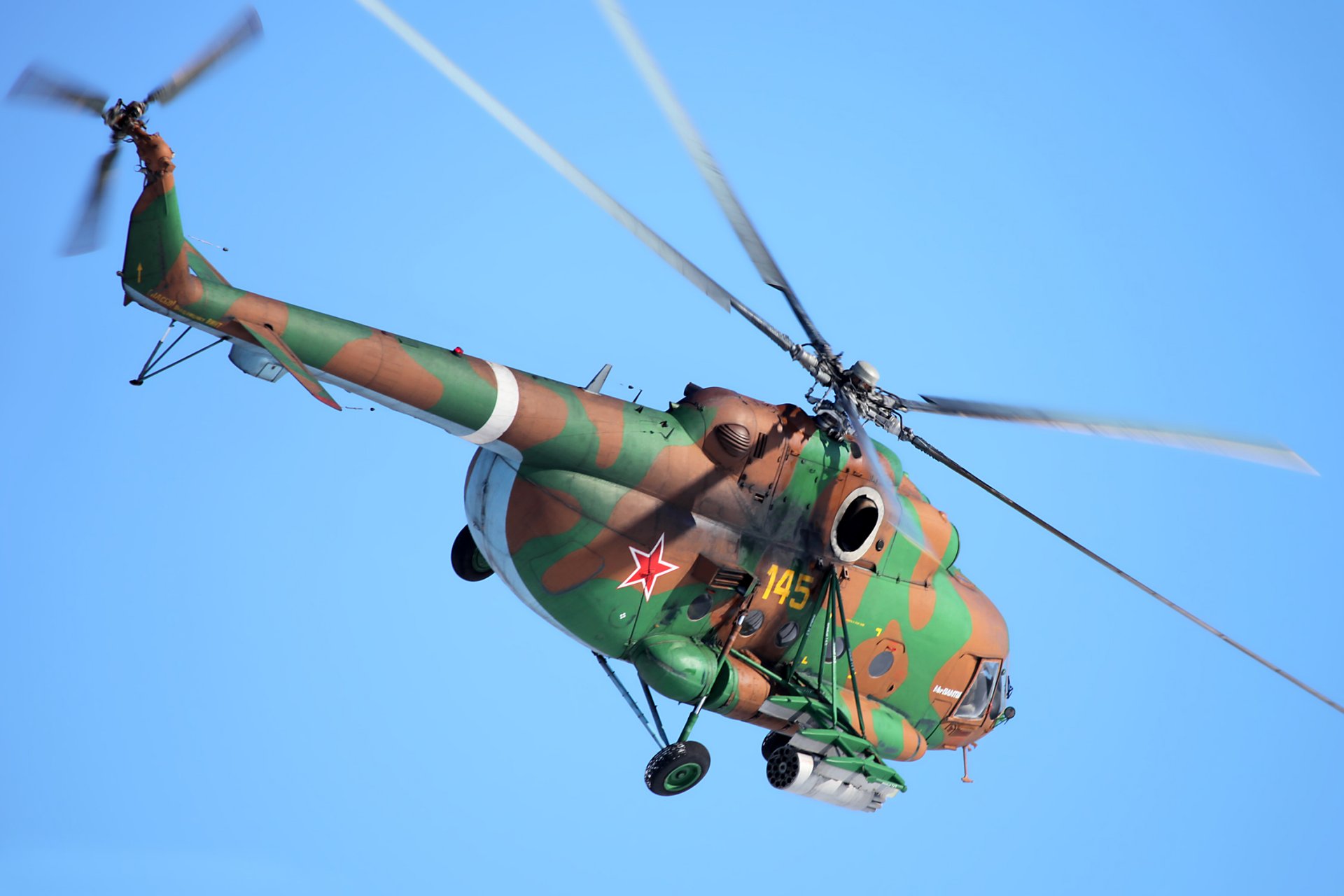 śmigłowiec mi-8 amtsh transportowo szturmowy transportowy atak mi-8 amtsh uzbrojenie karabiny maszynowe 2x 12-7mm tył 1x pkt pociski przeciwpancerne 6-ptur-atak szturm-4-ur pociski kierowane powietrze-powietrze igła wchodzi do zadawania uderzenia poligon