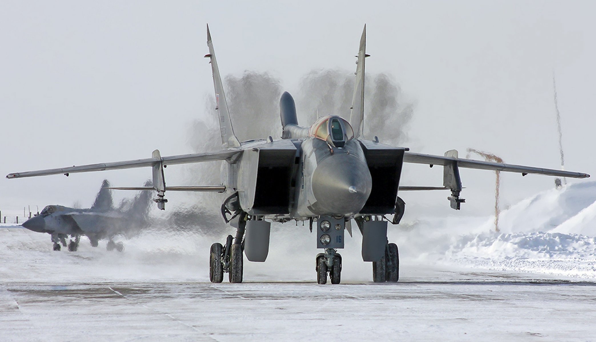 mikojan i gurewicz mig-31 myśliwiec przechwytujący siły powietrzne rosja para wojskowy samolot kołowanie skrzydło silnik zima śnieg lotnisko mikojan i gurewicz .mig-31 myśliwiec rosja air force samolot skrzydła silniki zima