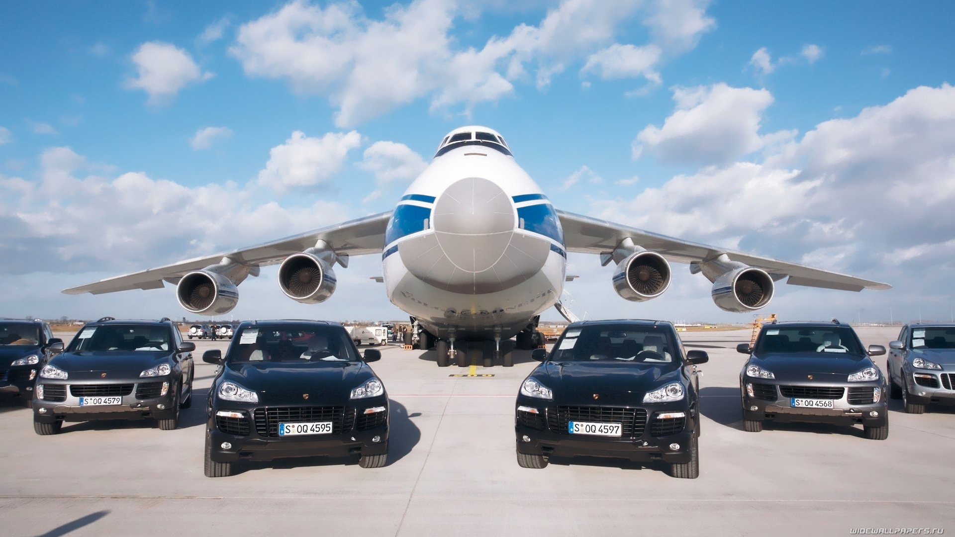 antonov an-124 ruslan cargo aereo aeroporto cielo nuvole porsche cayenne an-124 aereo porsche cayenne