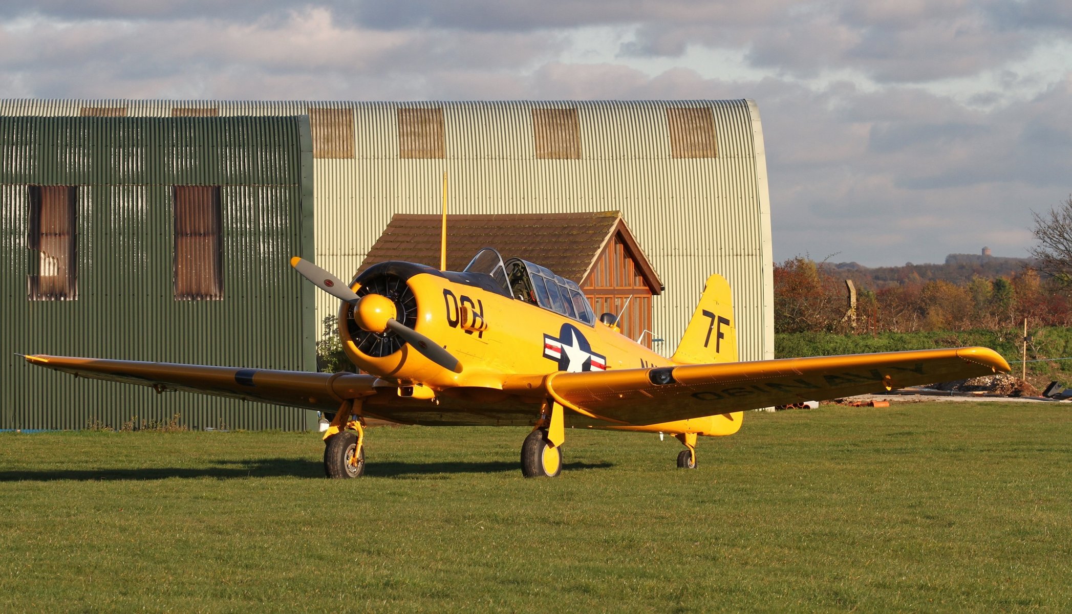 aerodromo hangar campo erba snj-5c texan americano aereo da addestramento