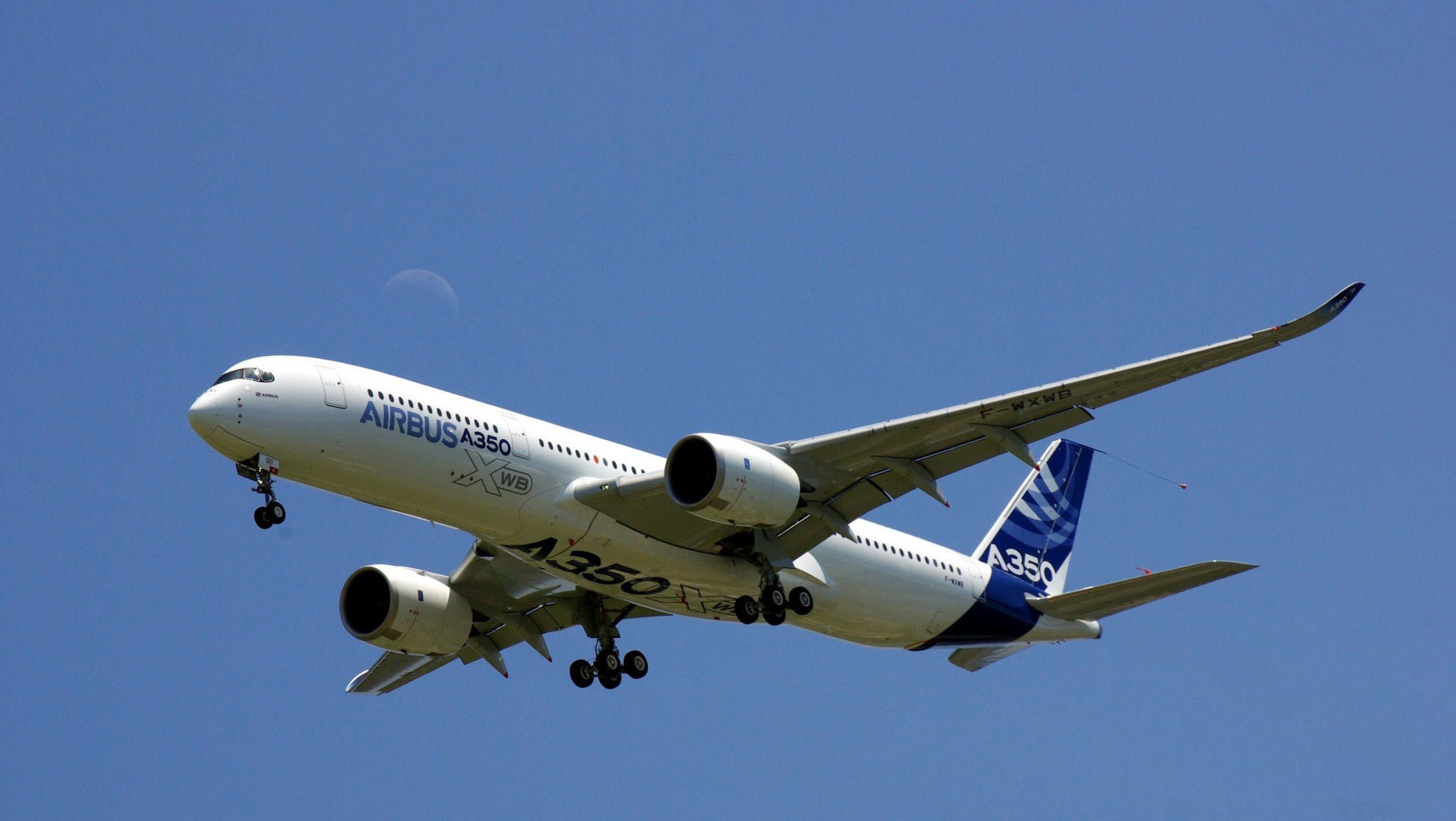 aereo airbus a350-900 ali coda mezzaluna cielo