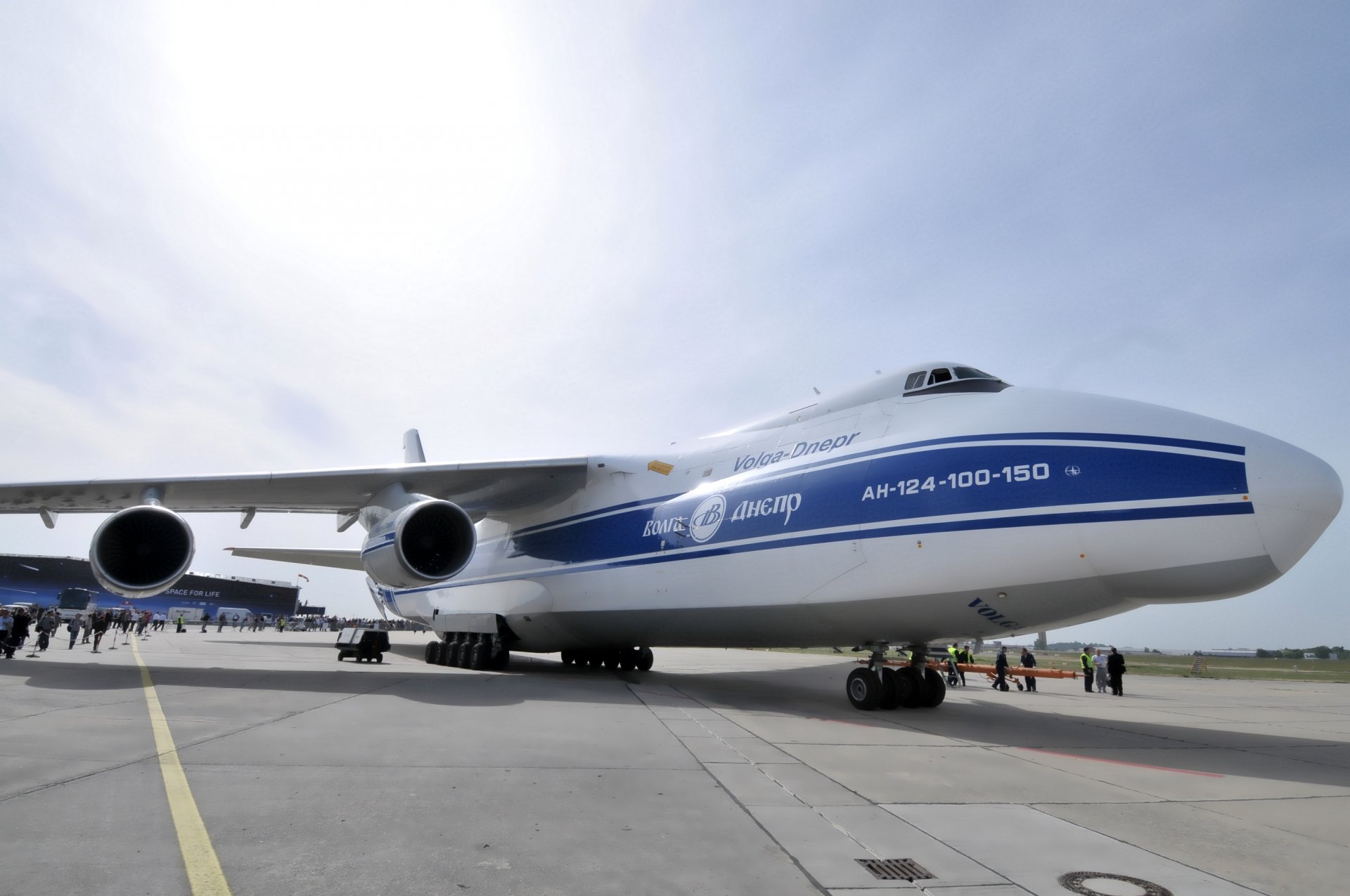 antonov an-124 ruslan volga-dnepr airport sky soviet heavy long-range transport airplane an-124 heavy transport airplane