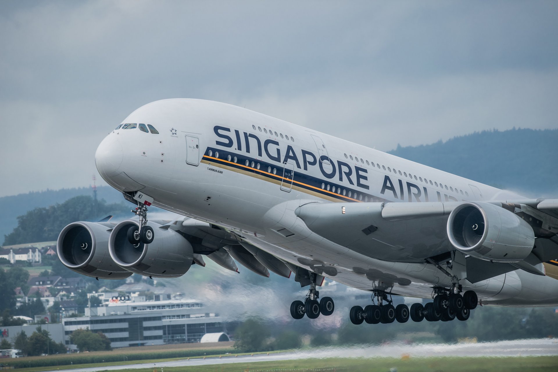 ingapore airlines a380 widebody double-decked jet passenger plane