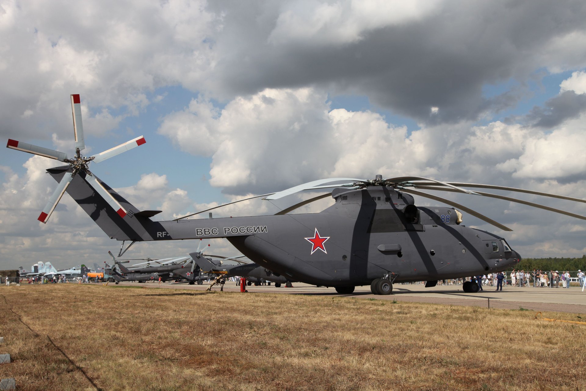 mi-26 mi-26 hélicoptère soviétique / russe polyvalent transport aérodrome exposition avions