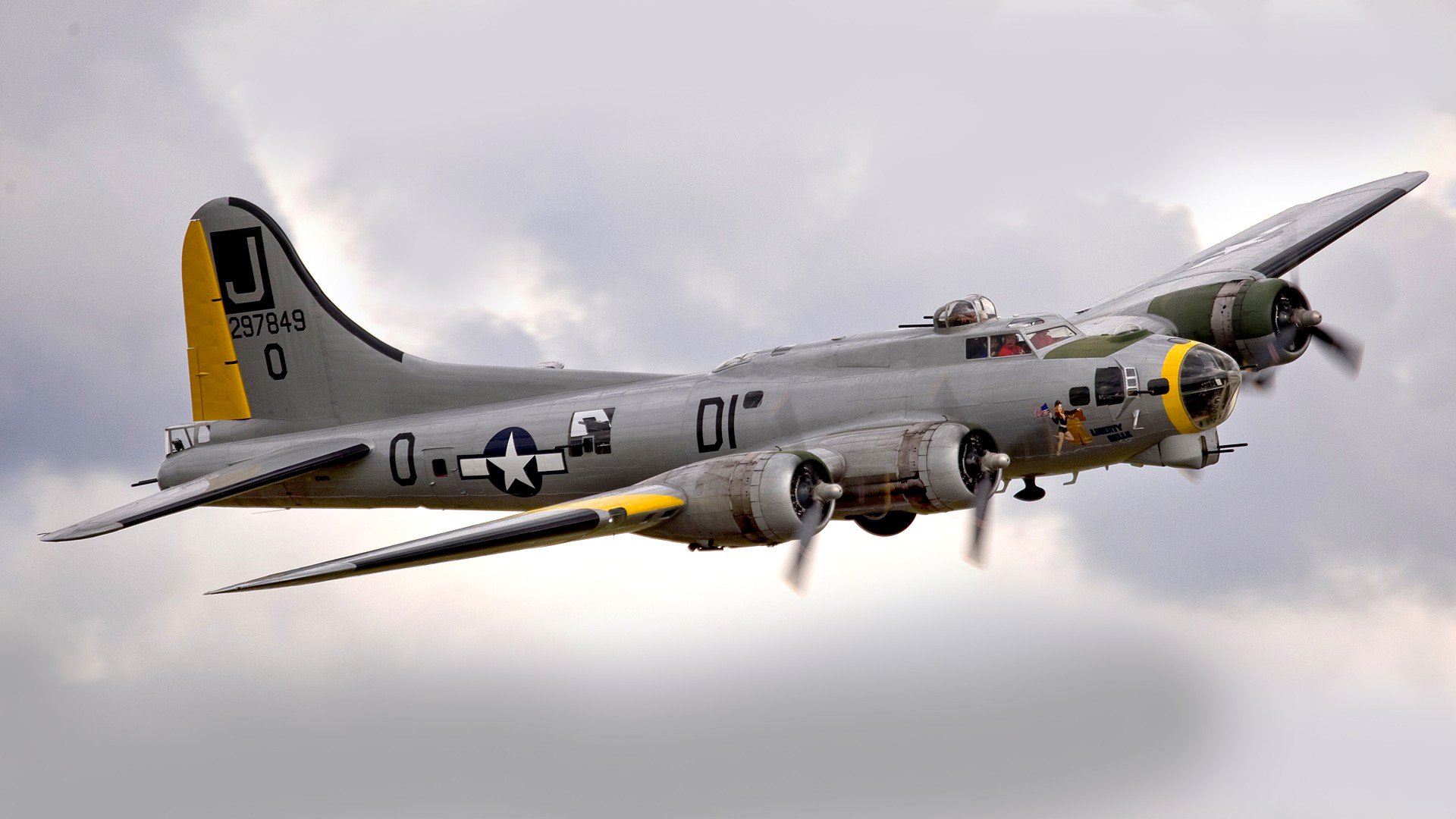 b-17 fortezza volante bombardiere volo cielo nuvole