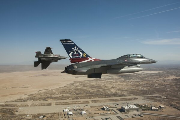 Cazas F-35 durante la misión