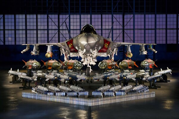 Bombardier dans un hangar sur un stand