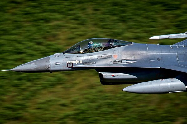 Avión de combate gris f-16