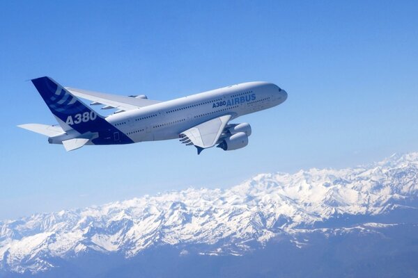 Aereo bianco airbus A830 nel cielo