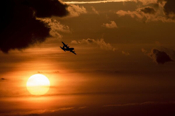 Aereo nel cielo e tramonto