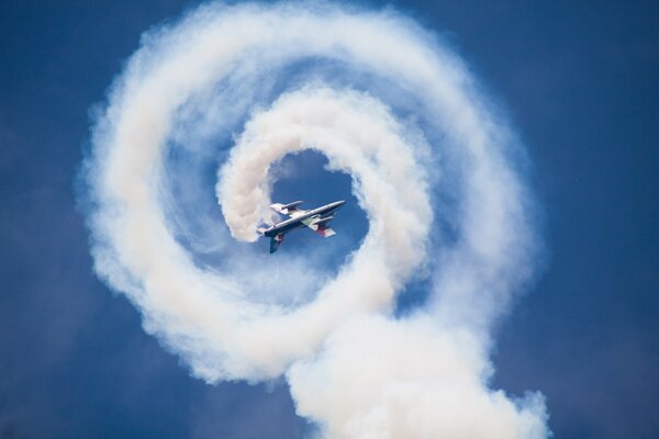 Schöne Kurven des Flugzeugs. Das Flugzeug am Himmel ist ein schönes Foto. Flugzeug zieht in den Himmel