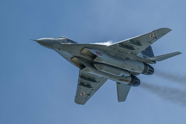 Aereo da caccia vola nel cielo