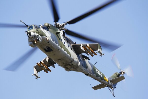 Ein Kampfhubschrauber fliegt durch den blauen Himmel