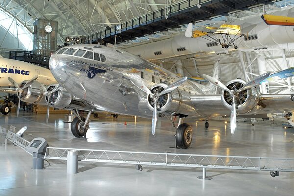 Avión Boeing en exhibición en el Museo