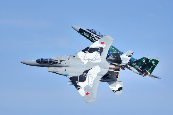 Combattant volant dans le ciel bleu