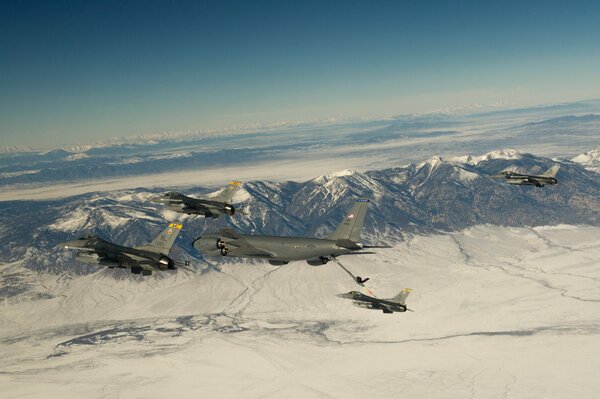 Aerei da combattimento Boeing sulla natura innevata