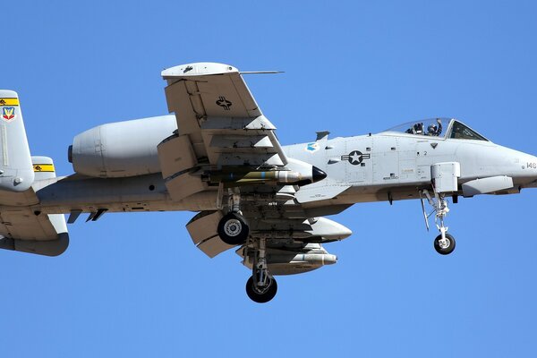 Aereo militare con munizioni sullo sfondo del cielo blu