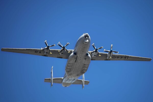 Avión de transporte turbohélice an-22